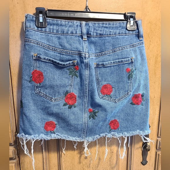 Pacsun Denim Mini Skirt Embroidered Red Rose Sz 25 - Picture 2 of 3